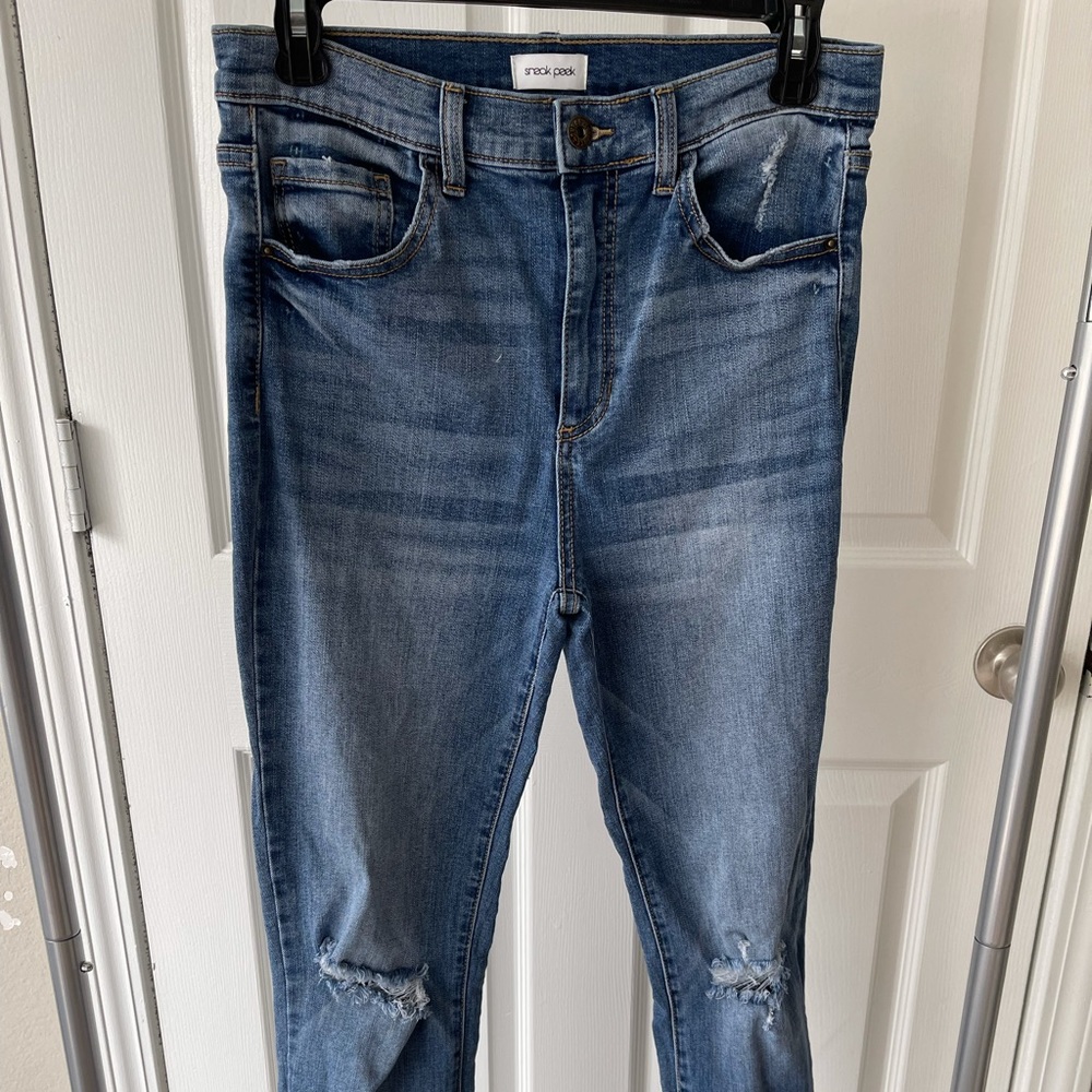 BLUE WASH DENIM JEANS W / RIPPED KNEES